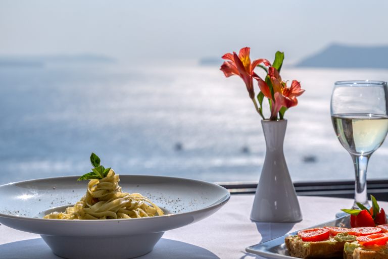 santorini-oia-food-and-drinks-sea-view-volcano-caldera (5)
